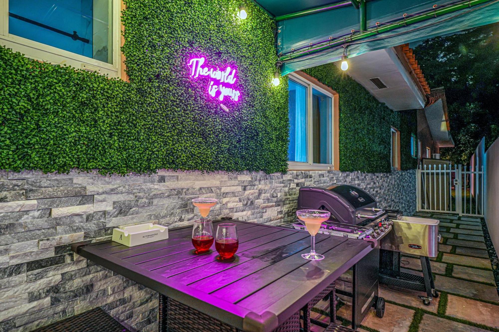 Vacay Spot Happy Escape 15 Min Beach Massage Shower Prime Loc! 6 Blocks Away From Bars, Nite Clubs, Res, Shops Маямі Екстер'єр фото